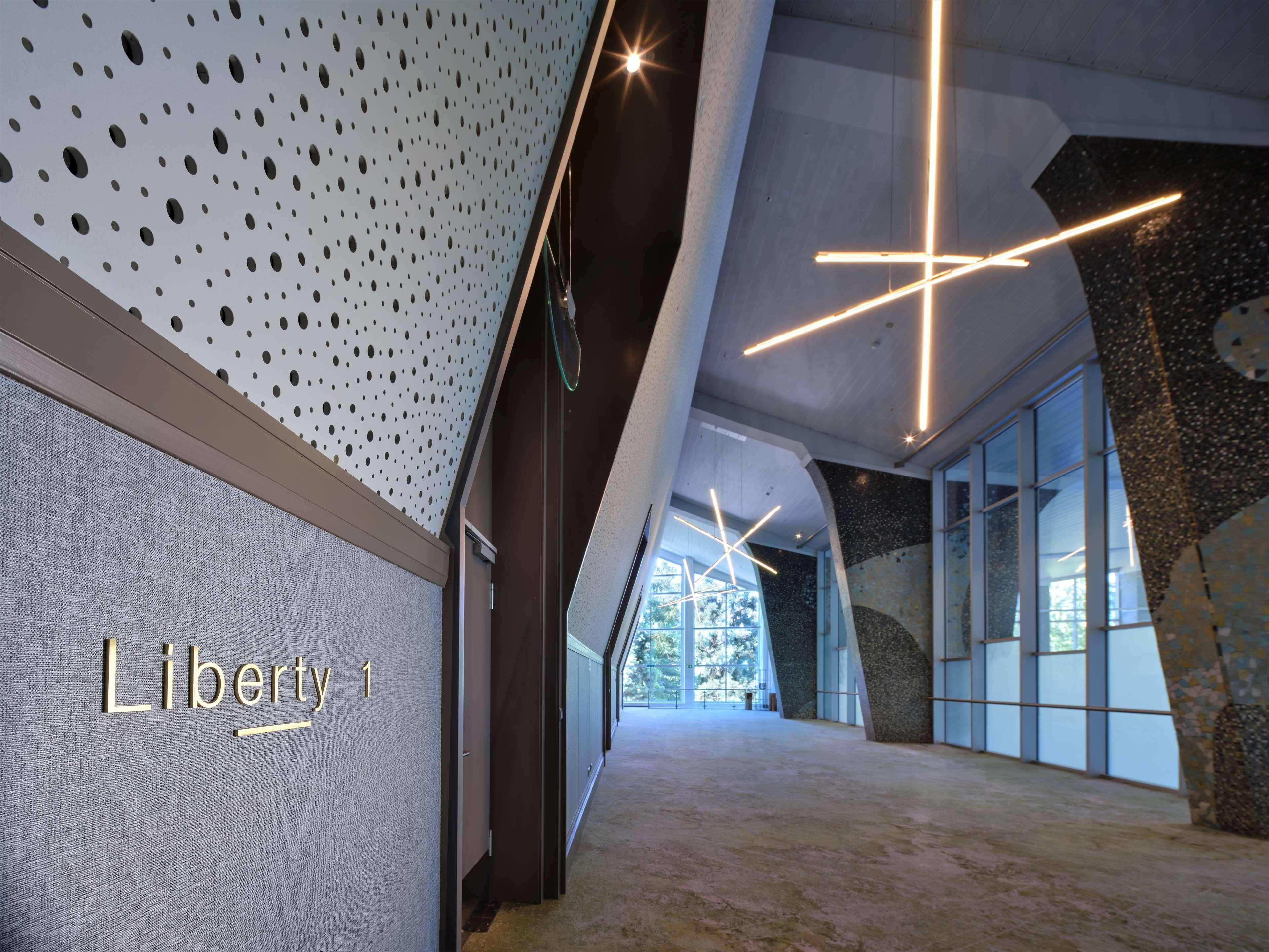 ฮิลตัน แฟรงเฟิร์ต ซิตี้เซ็นเตอร์ Hotel Frankfurt am Main ภายนอก รูปภาพ Liberty Tower, 2014