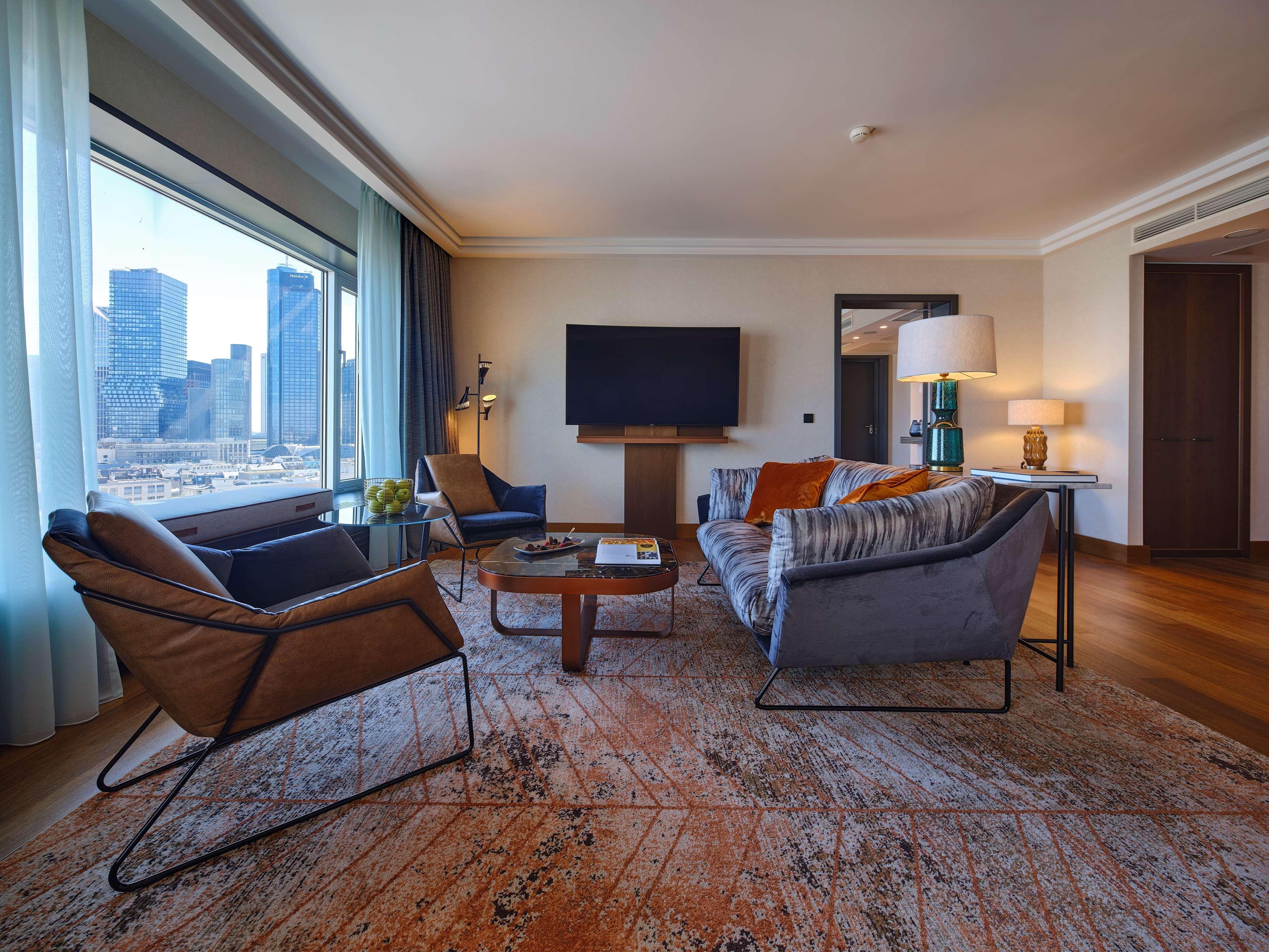 ฮิลตัน แฟรงเฟิร์ต ซิตี้เซ็นเตอร์ Hotel Frankfurt am Main ภายนอก รูปภาพ Living room of a suite