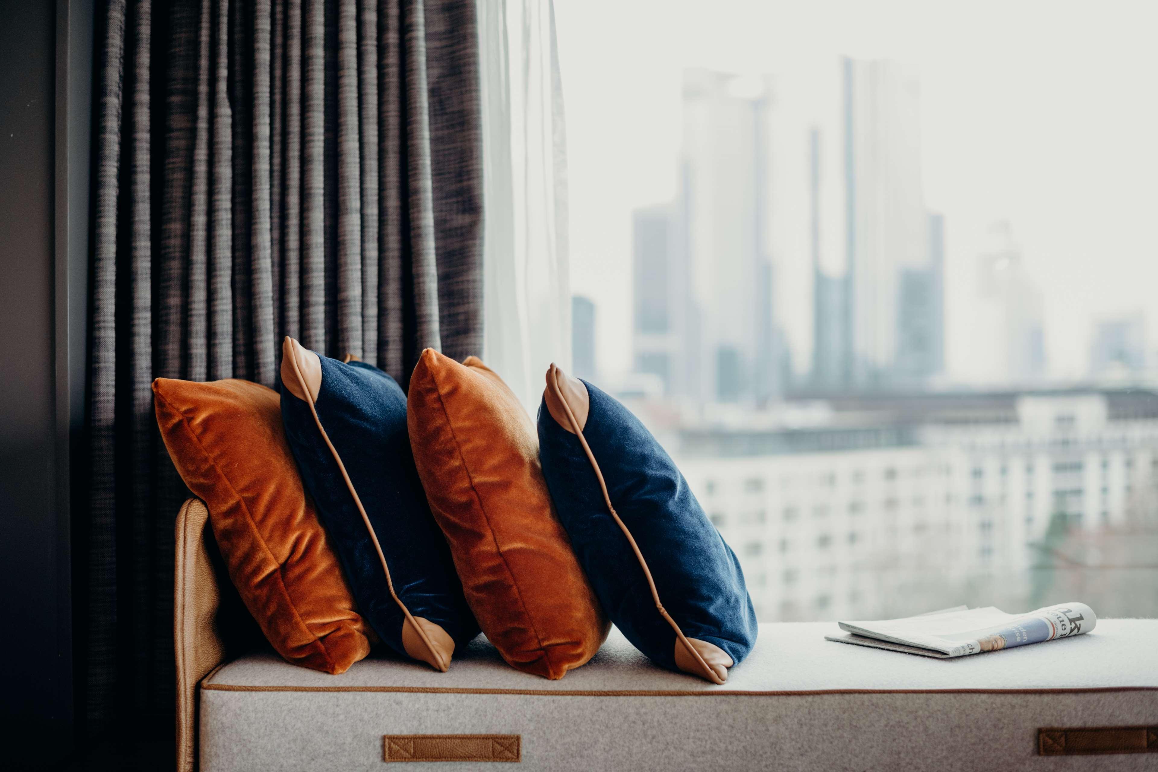 ฮิลตัน แฟรงเฟิร์ต ซิตี้เซ็นเตอร์ Hotel Frankfurt am Main ภายนอก รูปภาพ Decorative cushions