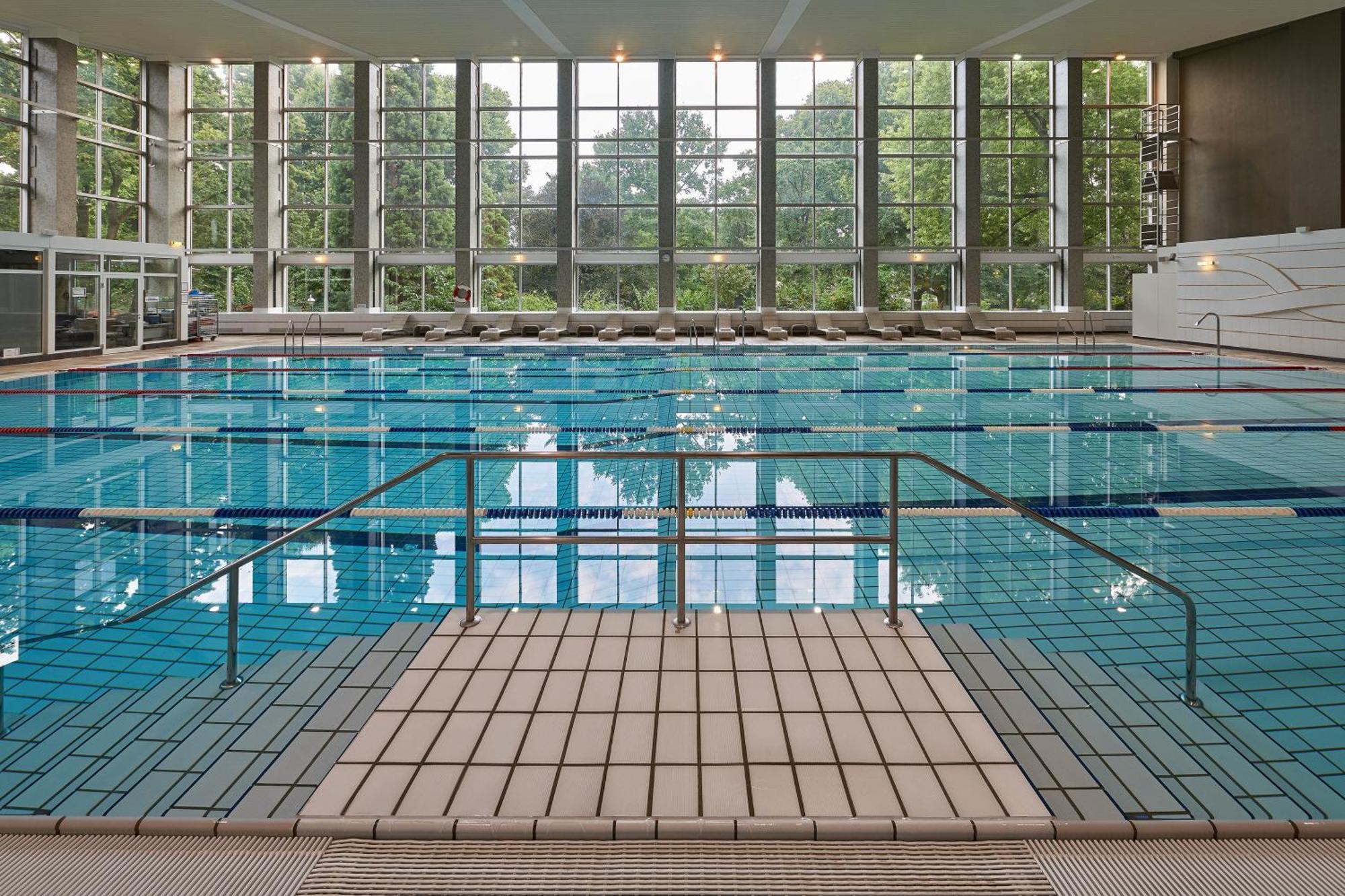 ฮิลตัน แฟรงเฟิร์ต ซิตี้เซ็นเตอร์ Hotel Frankfurt am Main ภายนอก รูปภาพ The swimming pool