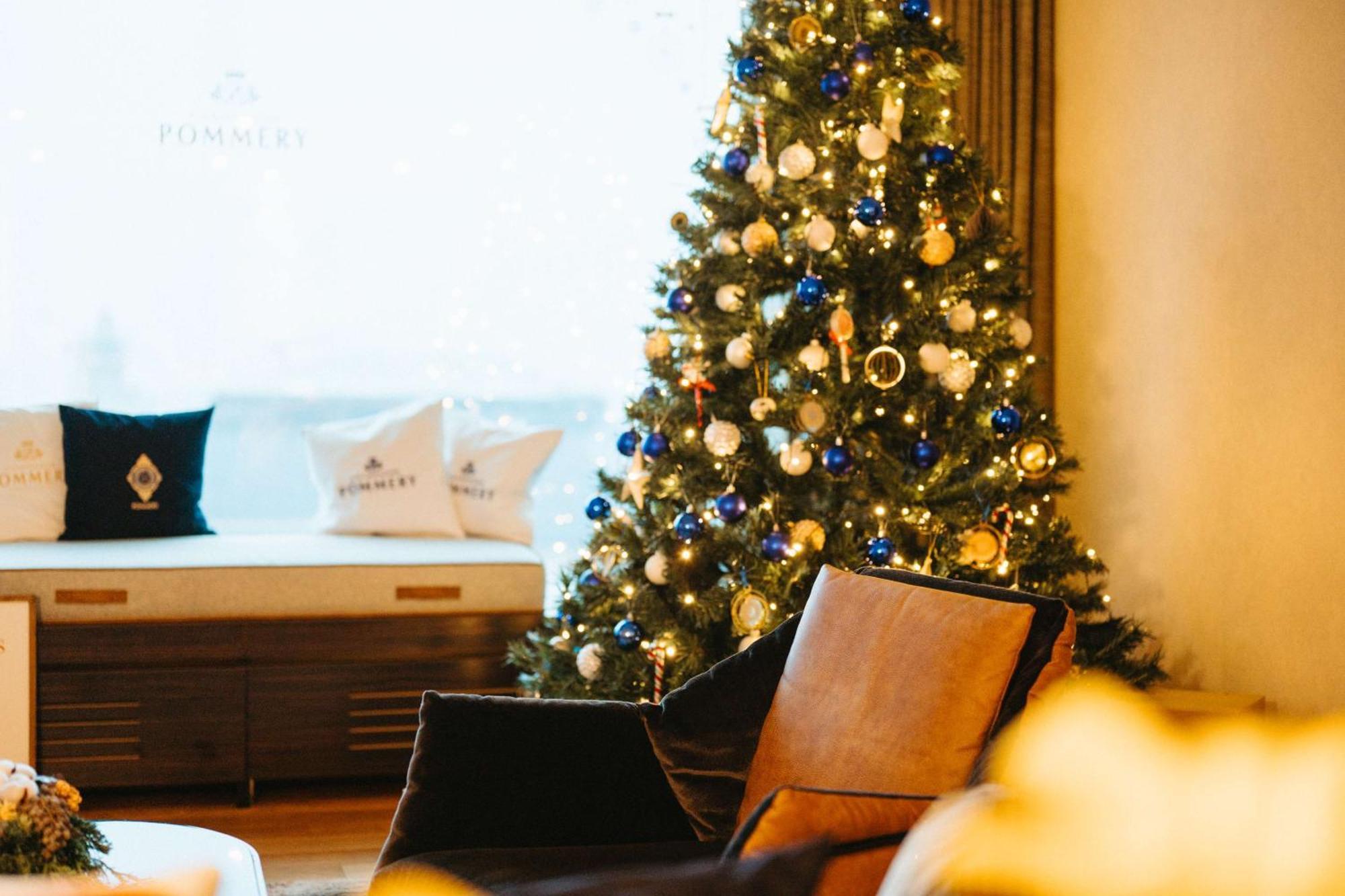ฮิลตัน แฟรงเฟิร์ต ซิตี้เซ็นเตอร์ Hotel Frankfurt am Main ภายนอก รูปภาพ A Christmas tree in a living room